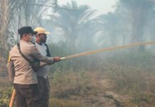Padamkan Karhutla, Polres OKI dan Warga Bahu Membahu Kendalikan Titik Api