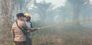 Padamkan Karhutla, Polres OKI dan Warga Bahu Membahu Kendalikan Titik Api
