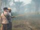 Padamkan Karhutla, Polres OKI dan Warga Bahu Membahu Kendalikan Titik Api