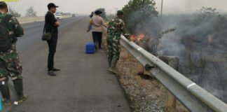 Babinsa Koramil 402-03/SP Padang Bersama Tim Gabungan Padamkan Karhutla di Desa Simpang Empat