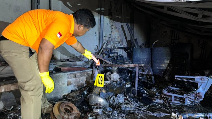 Rumah Diduga Jadi Gudang BBM Terbakar, Polisi Amankan Puluhan Drum dan Mesin Pompa