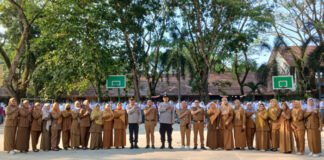 Sat Binmas Polres OKI Jadi Pembina Upacara di SMAN 1 Kayuagung, Tekankan Bahaya Bullying dan Narkoba