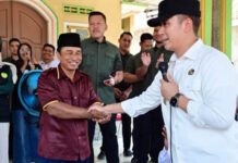 Lantunkan Surat Al-Bayyinah, Buruh di Rulung Raya Diganjar Hadiah Umrah dari Bupati Egi