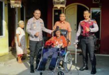 Kapolres OKI Serahkan Kursi Roda ke Tokoh Masyarakat, Wujud Kepedulian Polri untuk Lansia