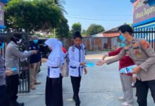 Cegah Dampak Kabut Asap Karhutla, Polres OKI Bagikan Masker ke Pelajar SMPN 6 Kayuagung