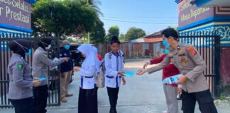 Cegah Dampak Kabut Asap Karhutla, Polres OKI Bagikan Masker ke Pelajar SMPN 6 Kayuagung