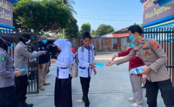 Cegah Dampak Kabut Asap Karhutla, Polres OKI Bagikan Masker ke Pelajar SMPN 6 Kayuagung