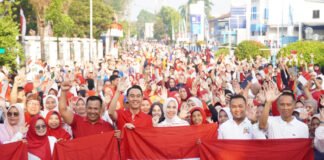 Bupati OKI Bagikan 3.000 Bendera Merah Putih, Ajak Masyarakat Semarakkan HUT ke-81 RI