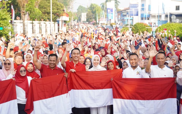 Bupati OKI Bagikan 3.000 Bendera Merah Putih, Ajak Masyarakat Semarakkan HUT ke-81 RI