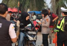 Kapolres Ogan Ilir Bagikan Masker di Tengah Kabut Asap Karhutla