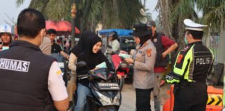 Kapolres Ogan Ilir Bagikan Masker di Tengah Kabut Asap Karhutla