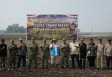 Cetak Sawah Rakyat Dimulai, Dandim 0402/OKI Dampingi Danrem 044/Gapo Tanam Perdana di Pangkalan Lampam