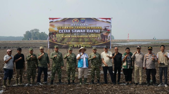 Cetak Sawah Rakyat Dimulai, Dandim 0402/OKI Dampingi Danrem 044/Gapo Tanam Perdana di Pangkalan Lampam