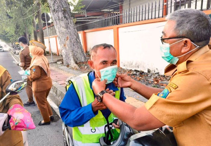 Kualitas Udara Menurun, Pemkab OKI Bagikan Masker dan Batasi Aktivitas Sekolah