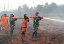 Babinsa dan Tim Gabungan Berjibaku Jinakkan Karhutla di Muara Batun Baru