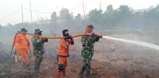 Babinsa dan Tim Gabungan Berjibaku Jinakkan Karhutla di Muara Batun Baru