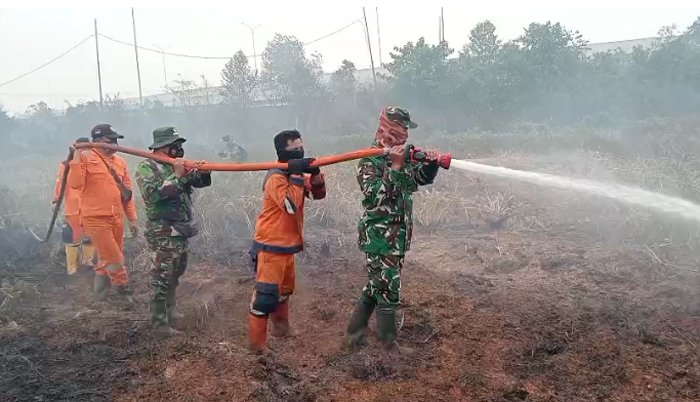Babinsa dan Tim Gabungan Berjibaku Jinakkan Karhutla di Muara Batun Baru