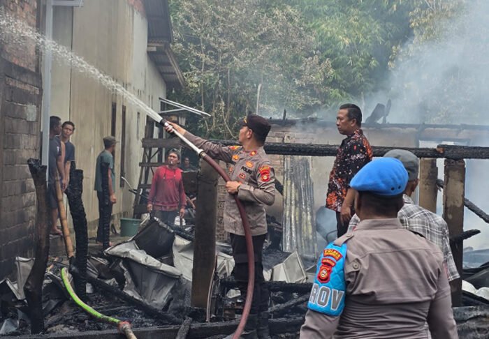 Tim Gabungan Sigap Padamkan Kebakaran Empat Rumah di Jejawi OKI