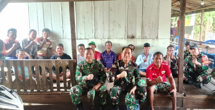Tim Mabes TNI Gelar Anjangsana dan Penyuluhan Karhutla di Desa Cinta Jaya