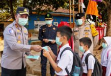 Kabut Asap Mengintai, Kapolres OKI Bagikan Masker ke Pelajar dan Jamaah