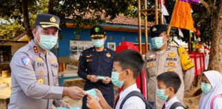 Kabut Asap Mengintai, Kapolres OKI Bagikan Masker ke Pelajar dan Jamaah