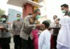 Cegah Dampak Asap Karhutla, Kapolda Sumsel Bagikan Ribuan Masker untuk Masyarakat