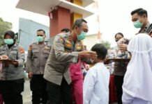 Cegah Dampak Asap Karhutla, Kapolda Sumsel Bagikan Ribuan Masker untuk Masyarakat