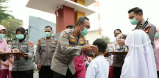 Cegah Dampak Asap Karhutla, Kapolda Sumsel Bagikan Ribuan Masker untuk Masyarakat