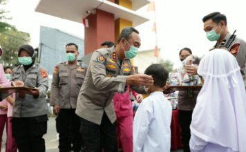 Cegah Dampak Asap Karhutla, Kapolda Sumsel Bagikan Ribuan Masker untuk Masyarakat
