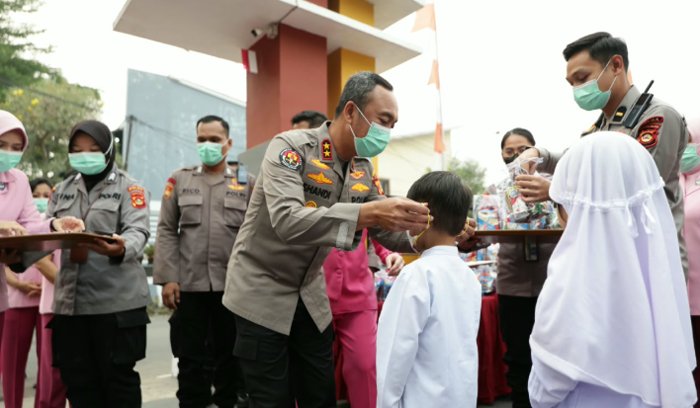 Cegah Dampak Asap Karhutla, Kapolda Sumsel Bagikan Ribuan Masker untuk Masyarakat