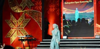Songket Bidak Cukit Khas OKI Tampil Casual di Panggung Nasional