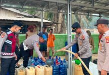 Kekeringan Melanda Muba, Polda Sumsel Salurkan 10.000 Liter Air Bersih