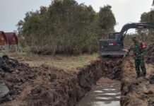 Cegah Karhutla, Babinsa Dampingi Pembuatan Saluran Kanal dan Tanggul di Tanjung Seteko