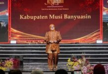 Tampil di Fashion Show Kriyanusa 2026, Hj. Patimah Toha Kenakan Gambo Oranye