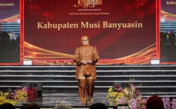 Tampil di Fashion Show Kriyanusa 2026, Hj. Patimah Toha Kenakan Gambo Oranye
