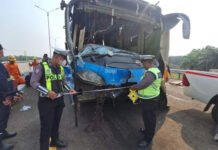 Kecelakaan Beruntun di Tol Palindra, 14 Penumpang Damri Dilarikan ke Rumah Sakit