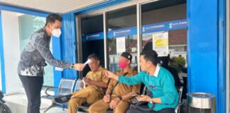 BSB Cabang Kayuagung Bagikan Masker, Ajak Warga dan Nasabah Waspada Asap Karhutla