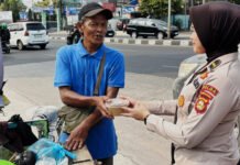 Bidhumas Polda Sumsel Berbagi Sarapan Sambil Sampaikan Pesan Peduli Karhutla