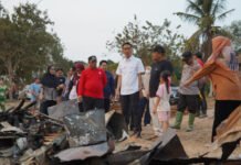 Kebakaran Hanguskan Dua Rumah di Bukit Batu OKI, Bupati Muchendi Datangi Korban