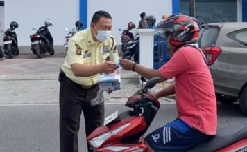 BSB Cabang Kayuagung Bagikan Masker, Ajak Warga dan Nasabah Waspada Asap Karhutla