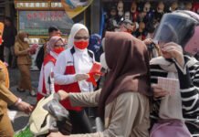 Peduli Warga Terdampak Abu Vulkanik, Purnama Wulan Sari Bagikan 10.000 Masker