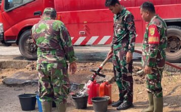 TNI Hadir di Tengah Kemarau, Warga Pengarayan Dapat Bantuan Air Bersih