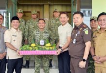 Bawa Tumpeng ke Makodim 0421/LS, Bupati Egi dan Forkopimda Beri Kejutan HUT ke-81 TNI