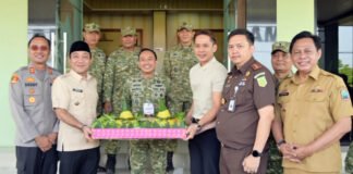 Bawa Tumpeng ke Makodim 0421/LS, Bupati Egi dan Forkopimda Beri Kejutan HUT ke-81 TNI