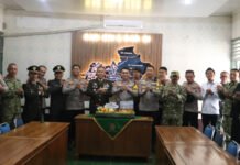 Polres OKI Berikan Kejutan HUT ke-81 TNI, Serahkan Tumpeng dan Makan Bersama di Makodim 0402/OKI