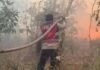 Api Membakar Lahan di Perigi, Polres OKI dan Warga Berjibaku Cegah Karhutla Meluas