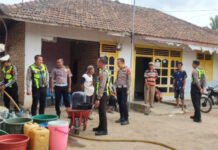 Satlantas Polres OKI Salurkan 10.000 Liter Air Bersih ke Warga Lubuk Seberuk